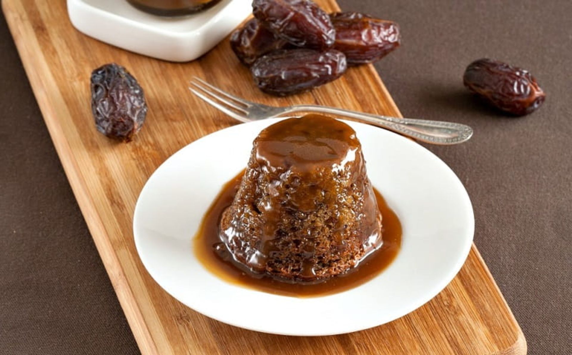 طرز تهیه پودینگ خرما با سس باتراسکاچ