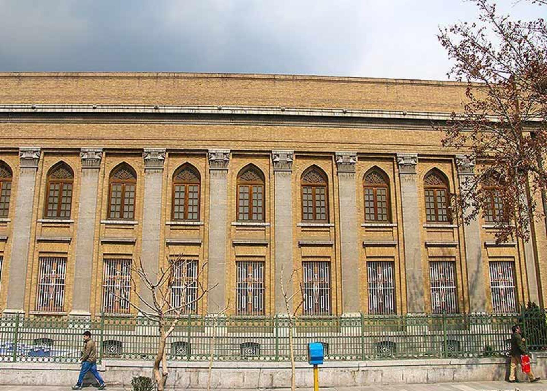 نمایی از معماری قدیمی و ساختمان های تاریخی در خیابان امام خمینی تهران