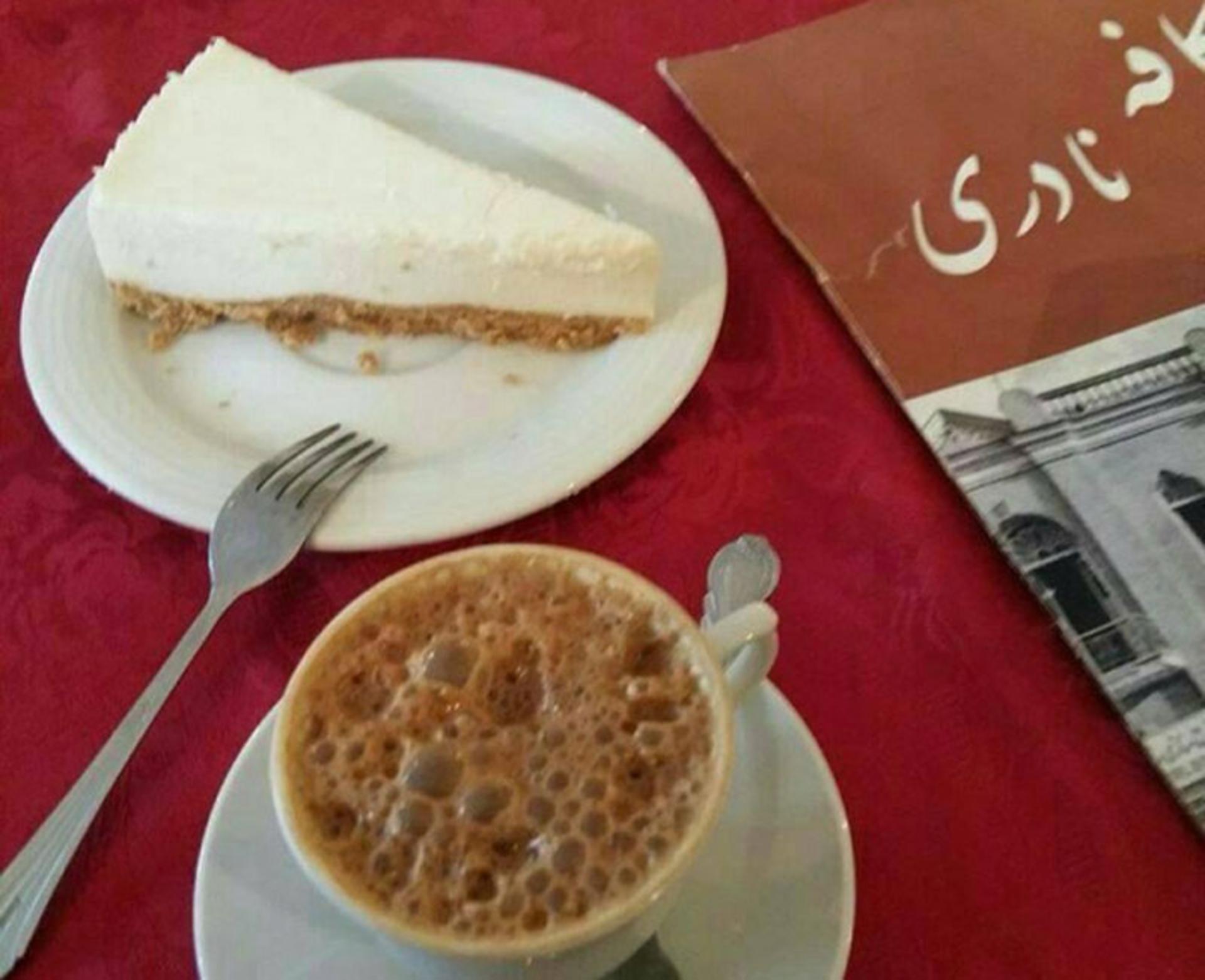قهوه و چیزکیک در کافه نادری