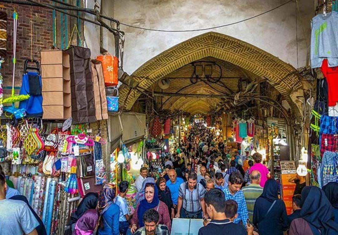 نمایی از ورودی بازار تهران در خیابان پانزده خرداد