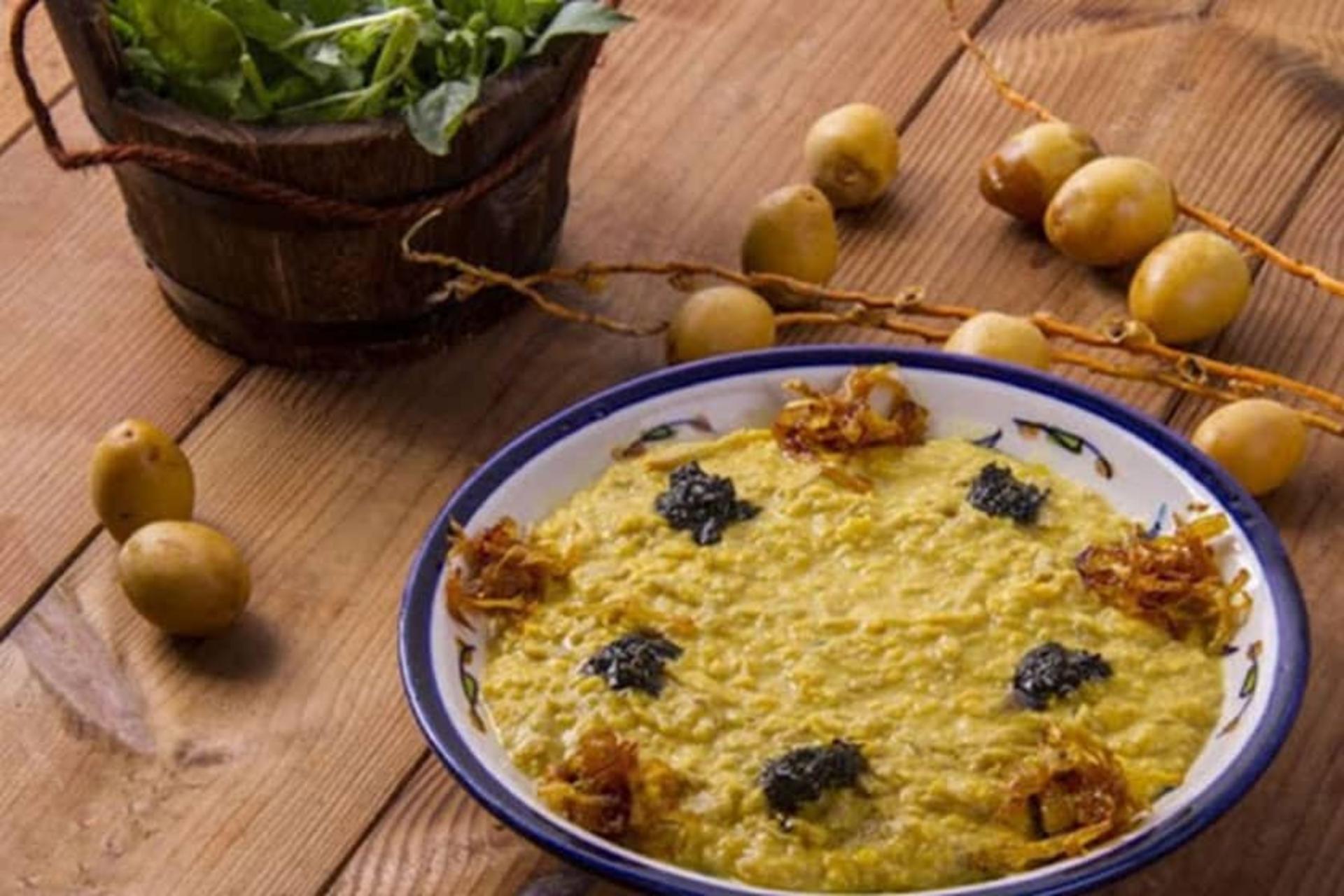 بزقرمه کرمانی در کنار چند رطب
