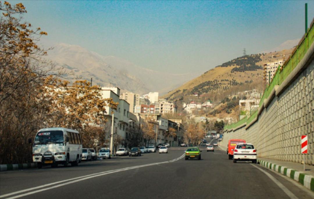 نمایی از خیابان دار آباد پای کوه های شمال تهران