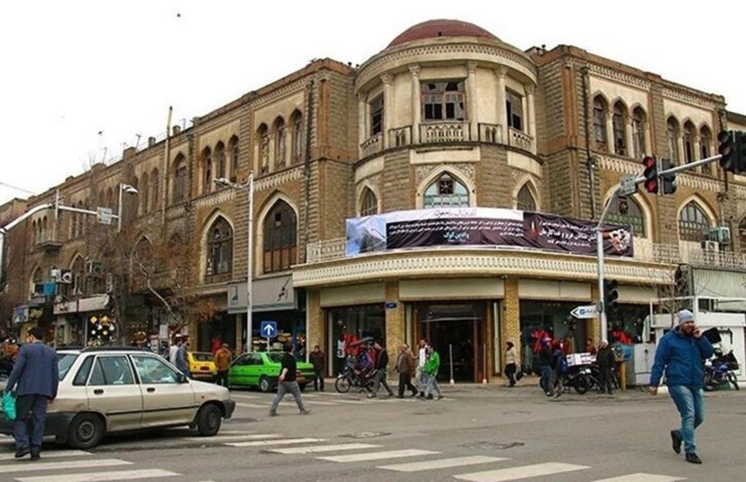 نمایی از میان خیابان لاله زار در تقاطع با خیابان جمهوری