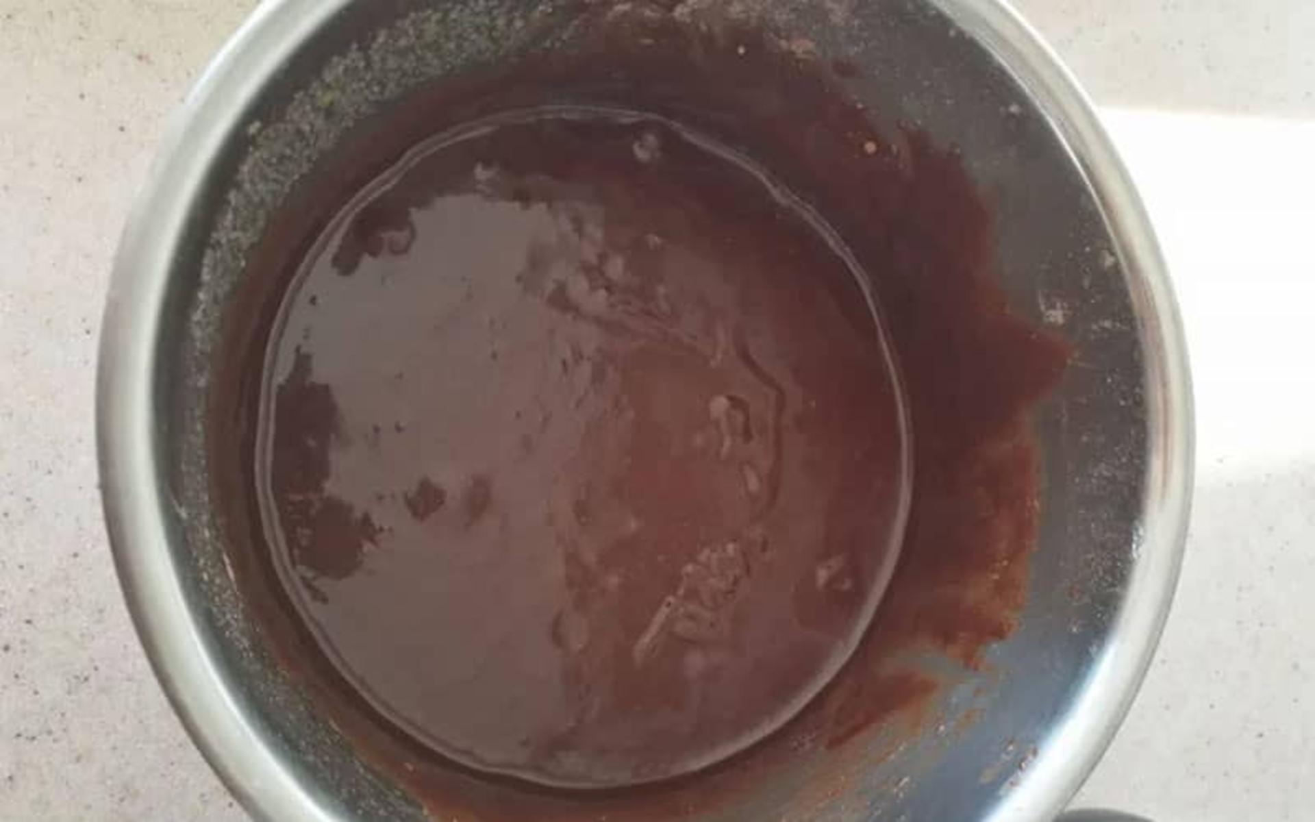 مخلوط کردن مواد خشک و تر در کیک شکلاتی رستورانی