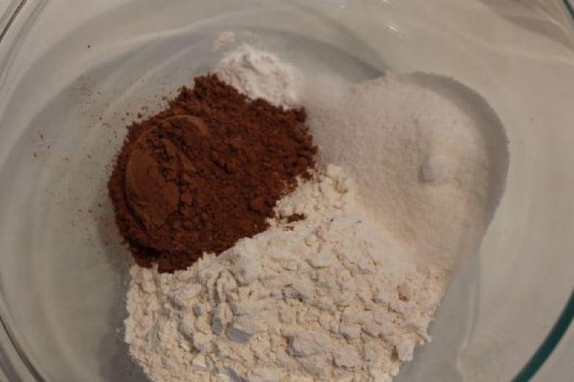 مخلوط کردن مواد خشک پنکیک شکلاتی