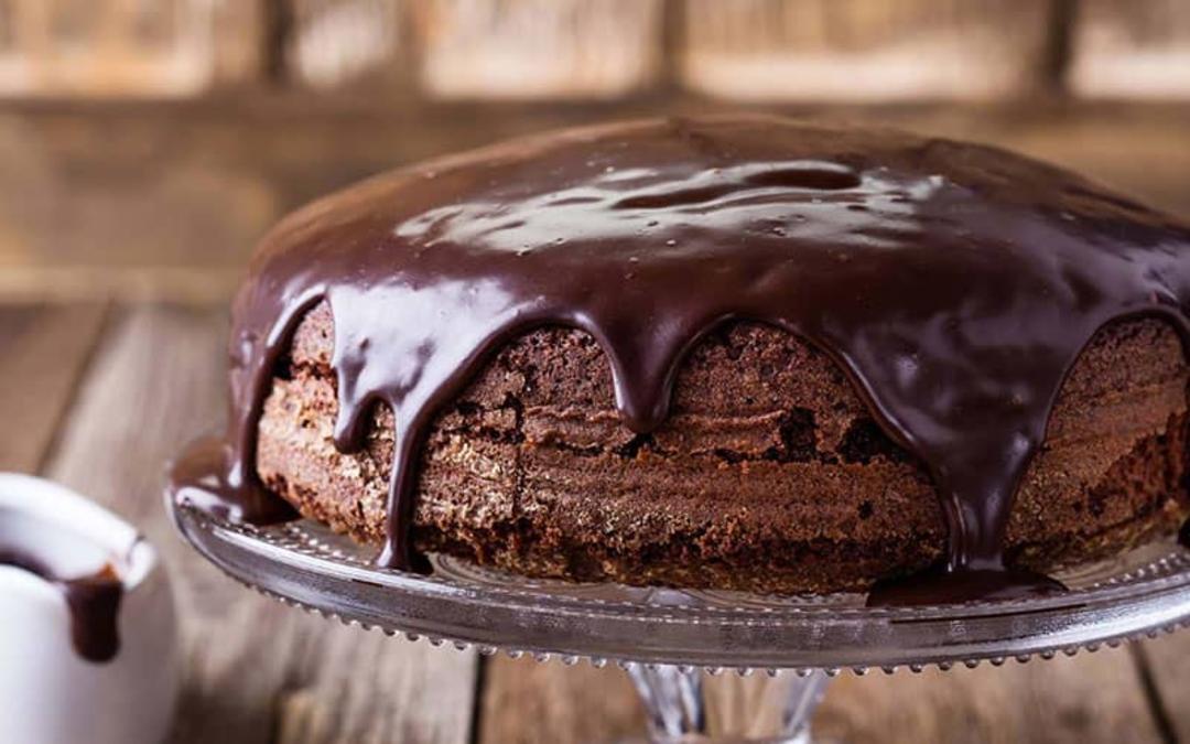 سس گاناش روی کیک شکلاتی