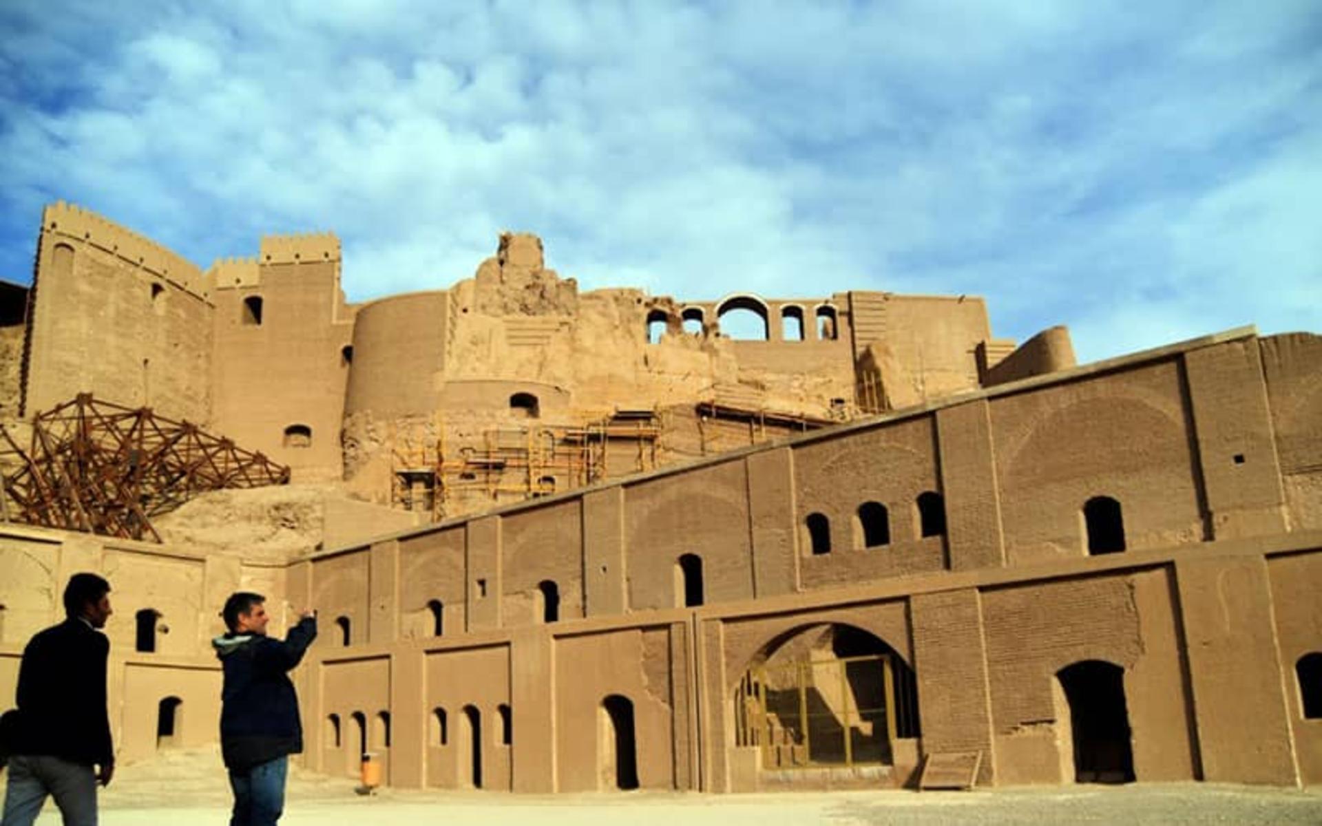 گردشگران در حال عکاسی از ارگ بم