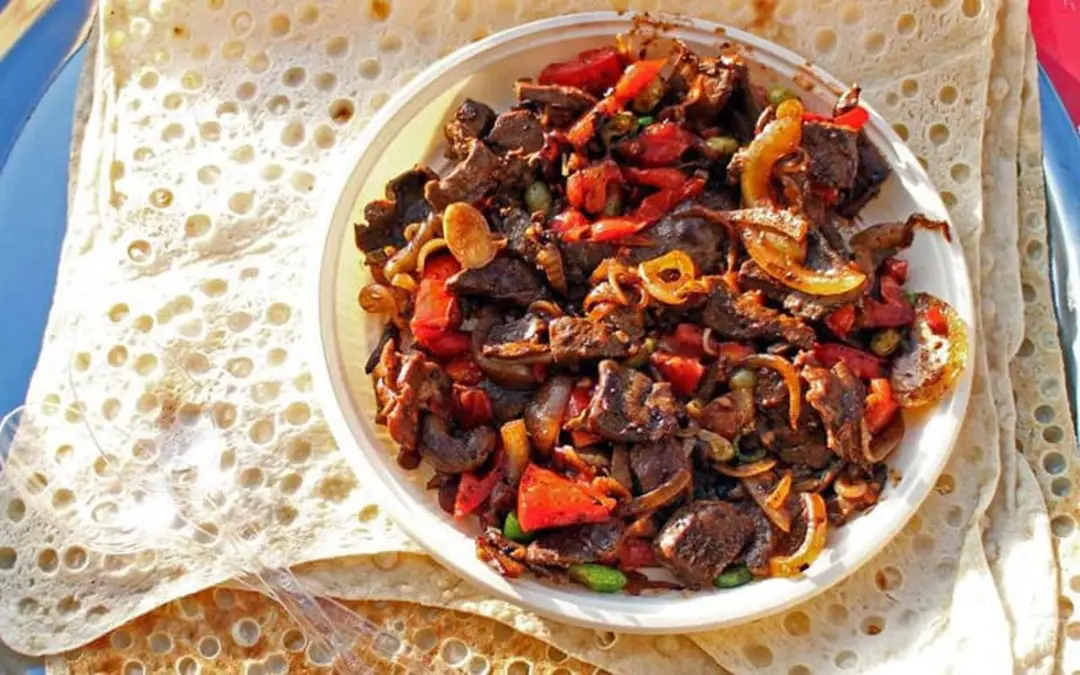 یک ظرف جغور بغور همراه با نان لواش