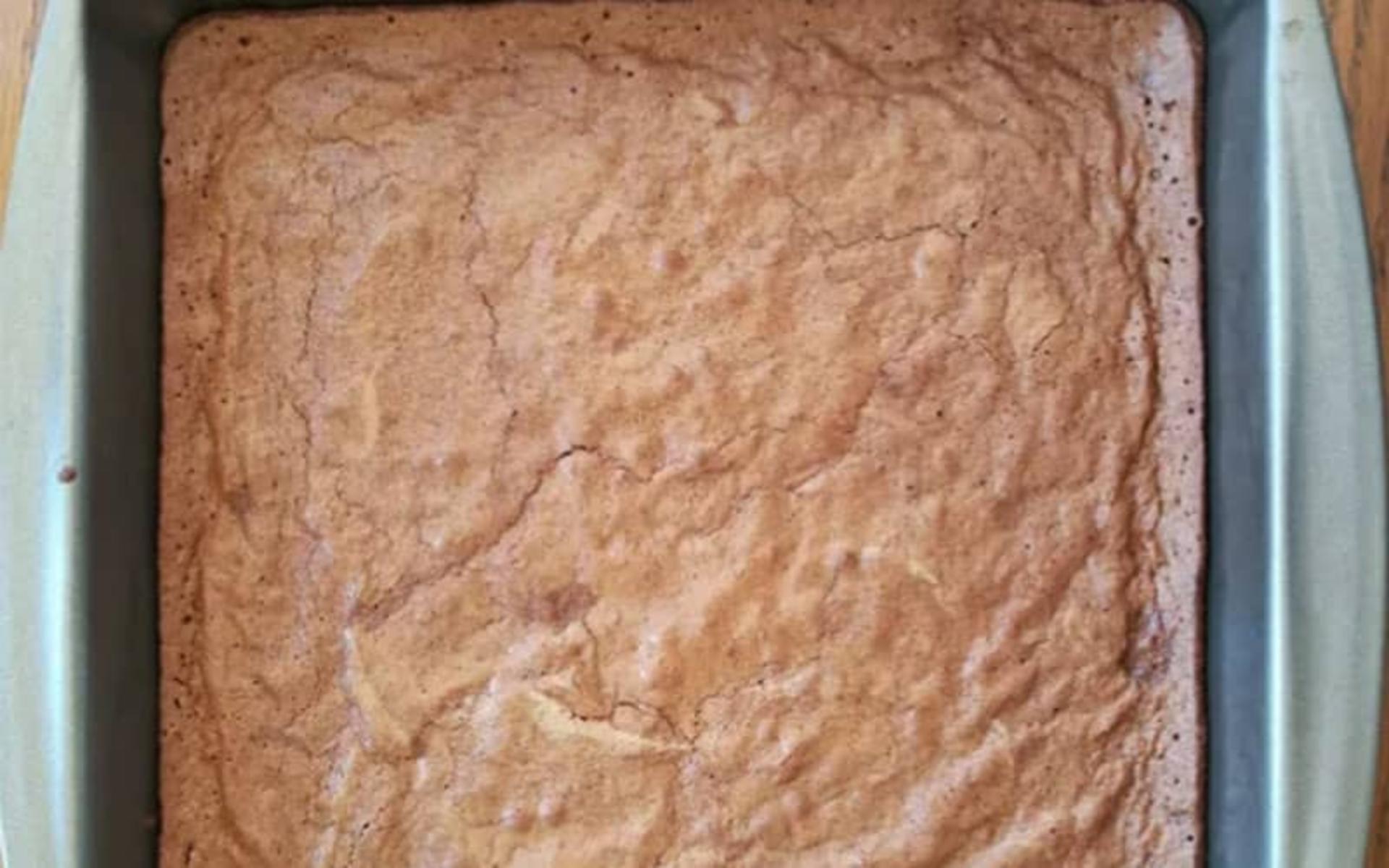 کیک شکلاتی پس از پخت در فر