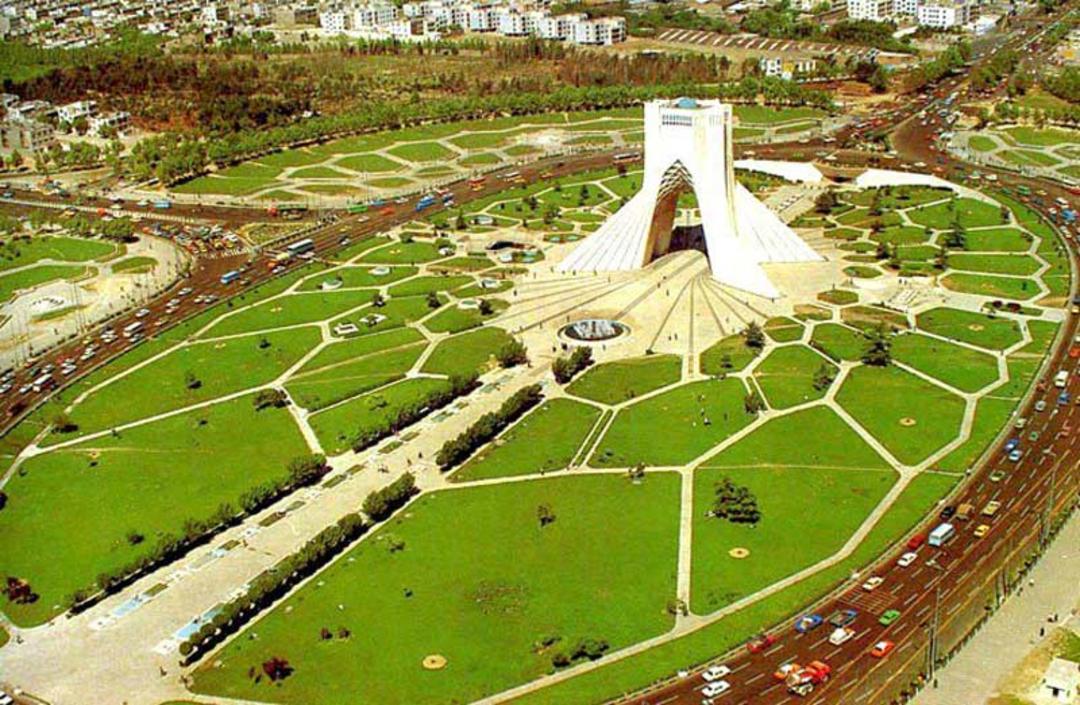 تصویر برج آزادی در میان میدان آزادی از نمای بالا