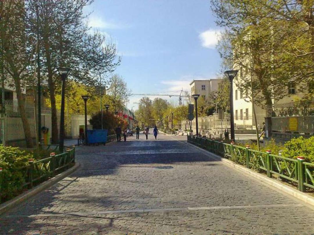 نمایی از محوطه سنگفرش اطراف خیابان خیام