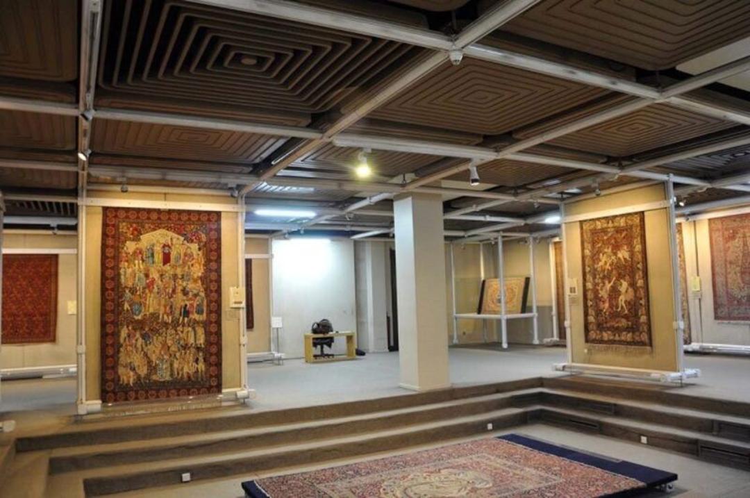 نمای داخلی موزه فرش تهران در خیابان فاطمی