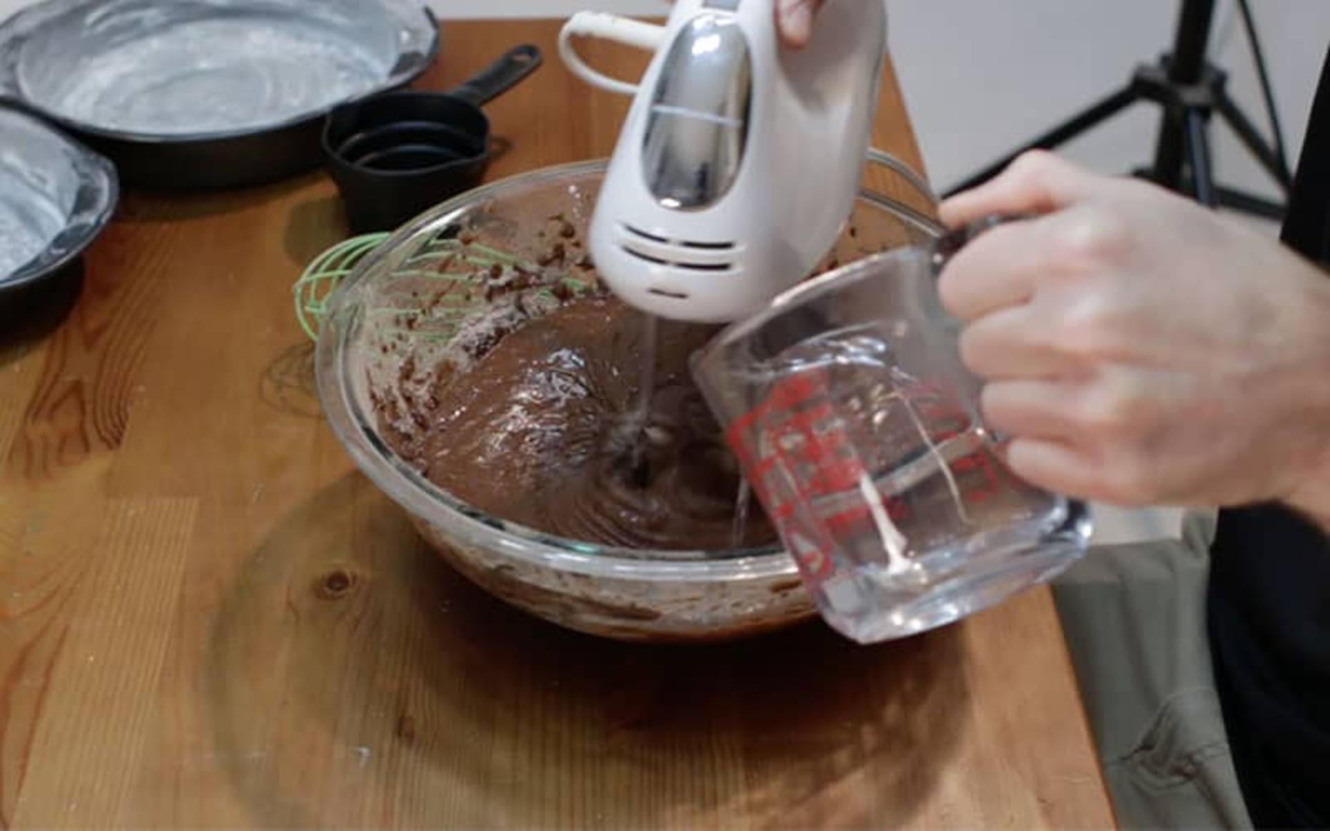 اضافه کردن آب جوش به مایه کیک شکلاتی