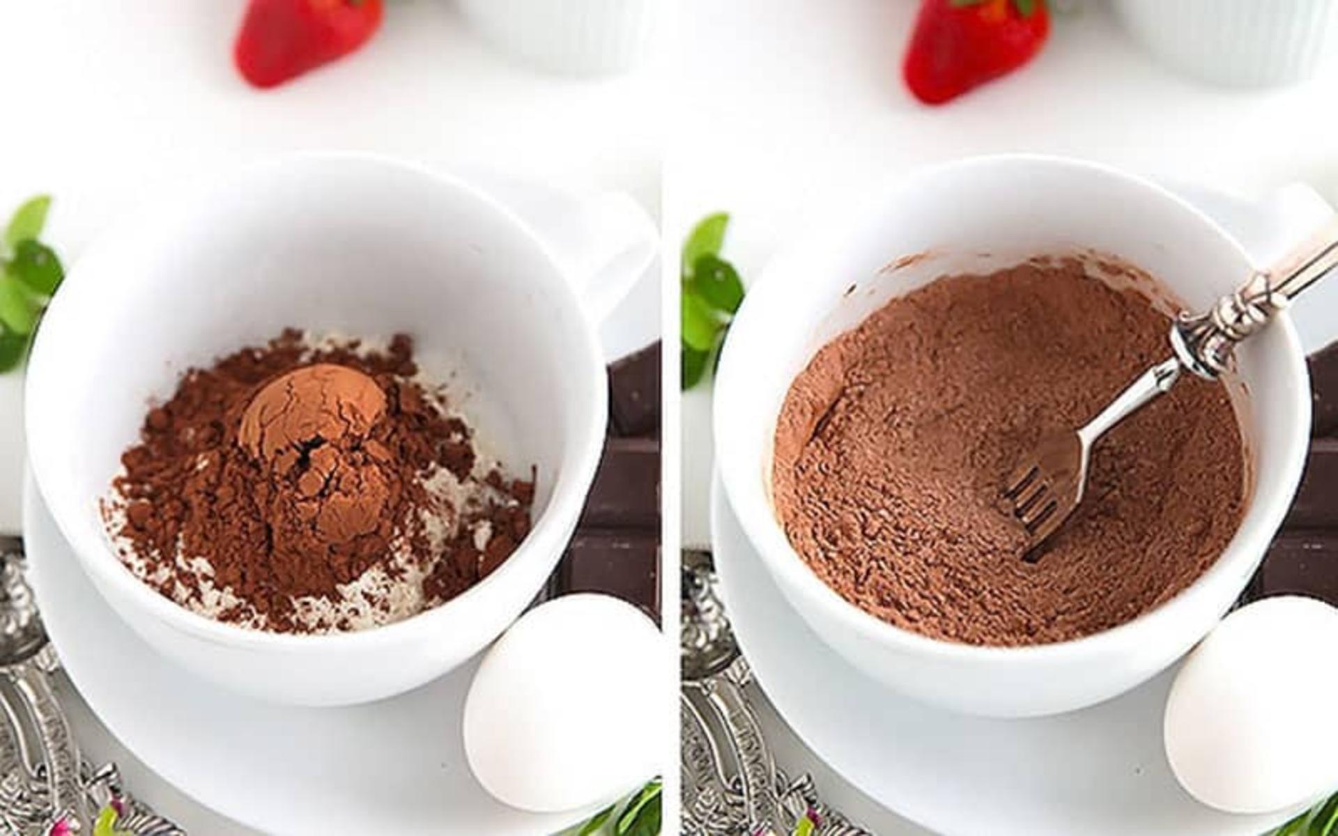 مخلوط کردن مواد خشک برای تهیه کیک شکلاتی