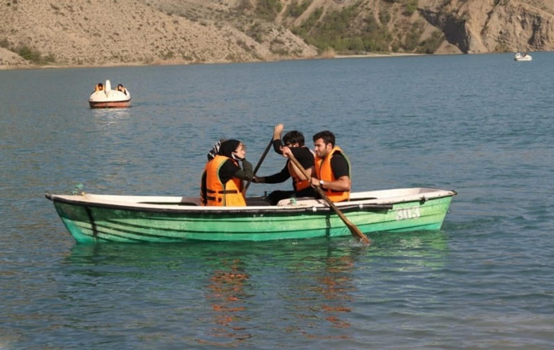 قایق سواری در دریاچه ولشت. عکس از غلامرضا شمس نطری