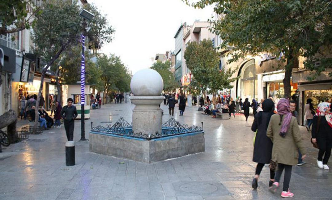 نمایی از ورودی و سنگفرش خیابان سپهسالار