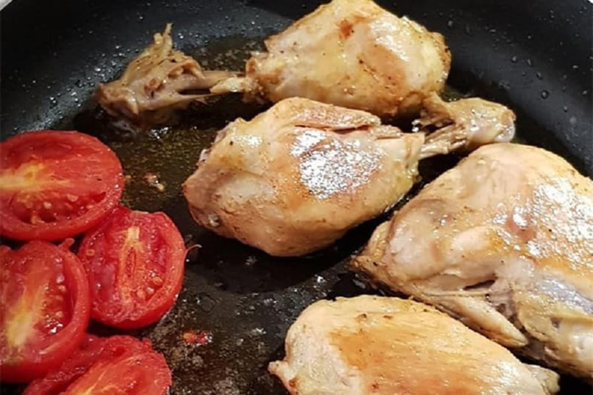 تفت دادن مرغ و گوجه