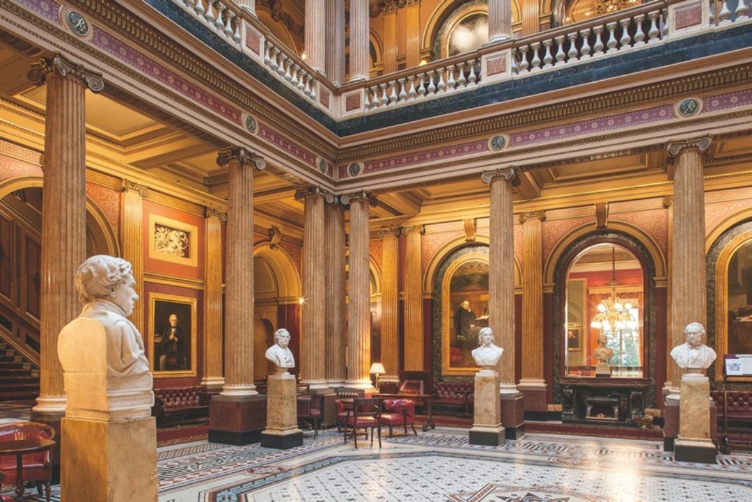 مجتمع Reform Club در لوکیشن‌های فیلم تنت