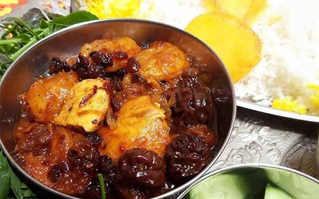 خورش آلوچه با مرغ زنجانی