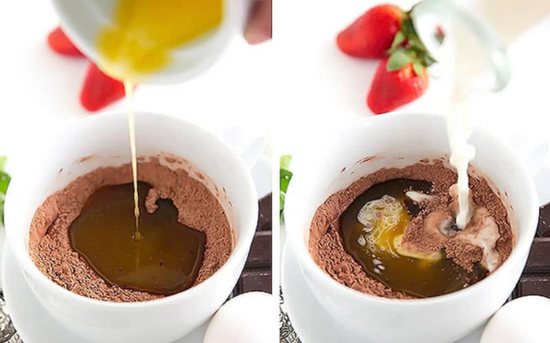 اضافه کردن روغن مایع به پودر کاکائو
