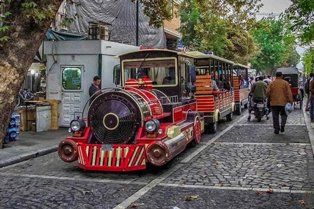 ماشین دودی های خیابان پانزده خرداد در مسیر سنگفرش مقابل بازار تهران