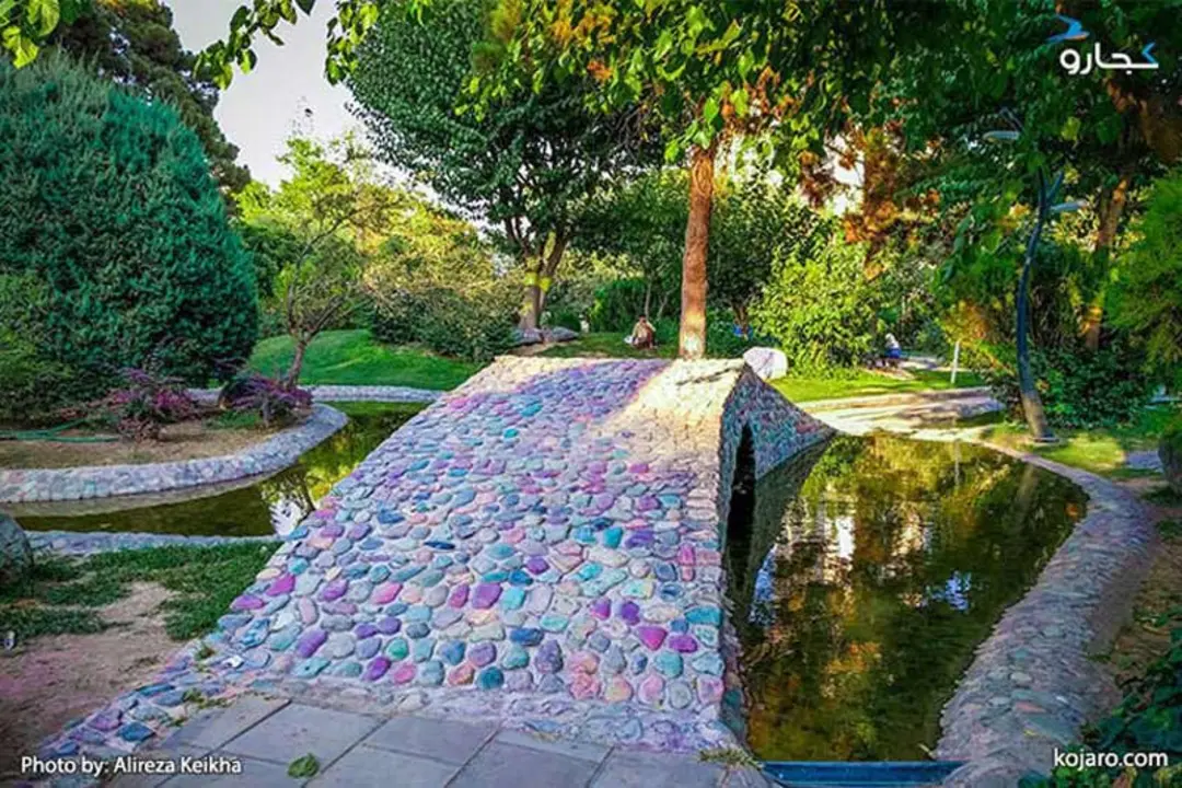 نمایی از داخل پارک لاله تهران و پل سنگی رنگارنگ
