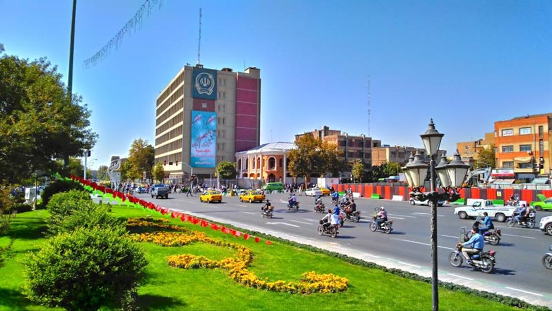 نمایی از میدان توپخانه تهران و عبور موتور سواران
