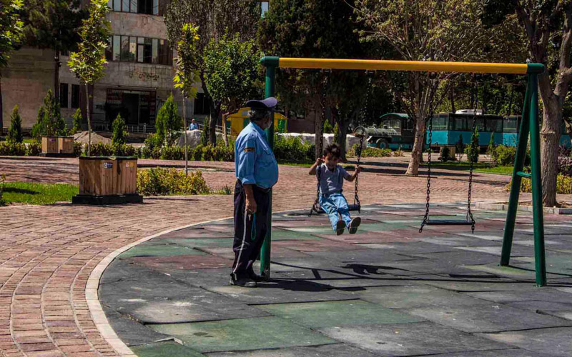 محوطه بازی کودکان و نگهبان پارک دانشجو