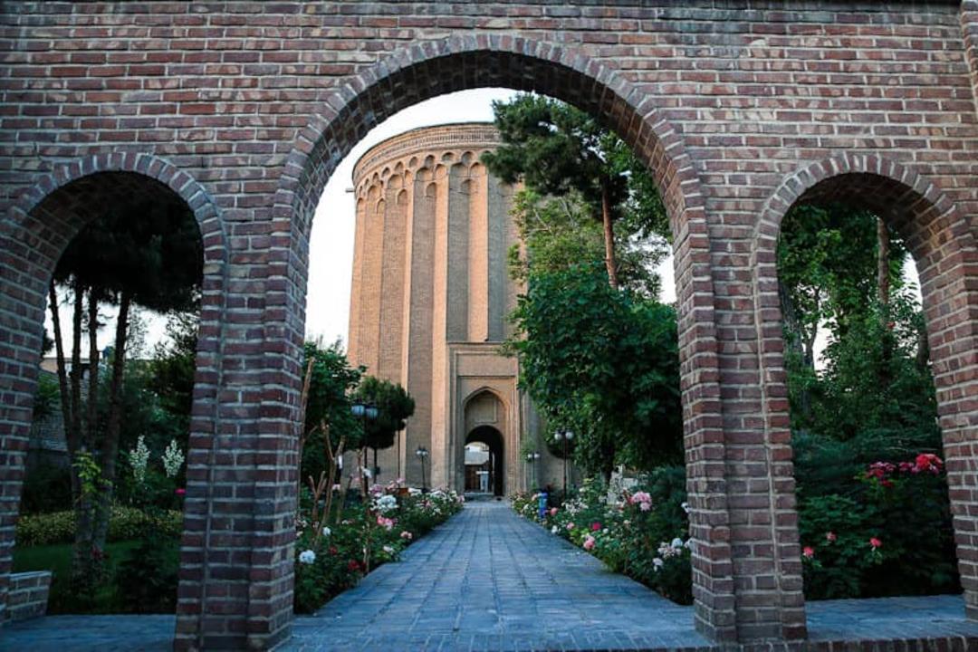 سردرد ورودی برج طغرل