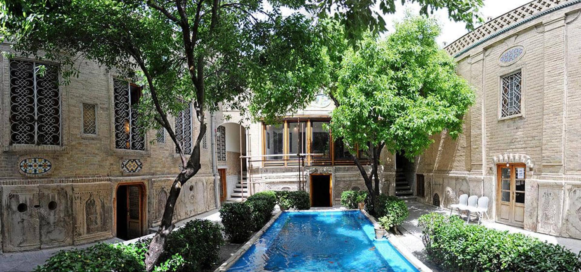 حیات خانه ملک