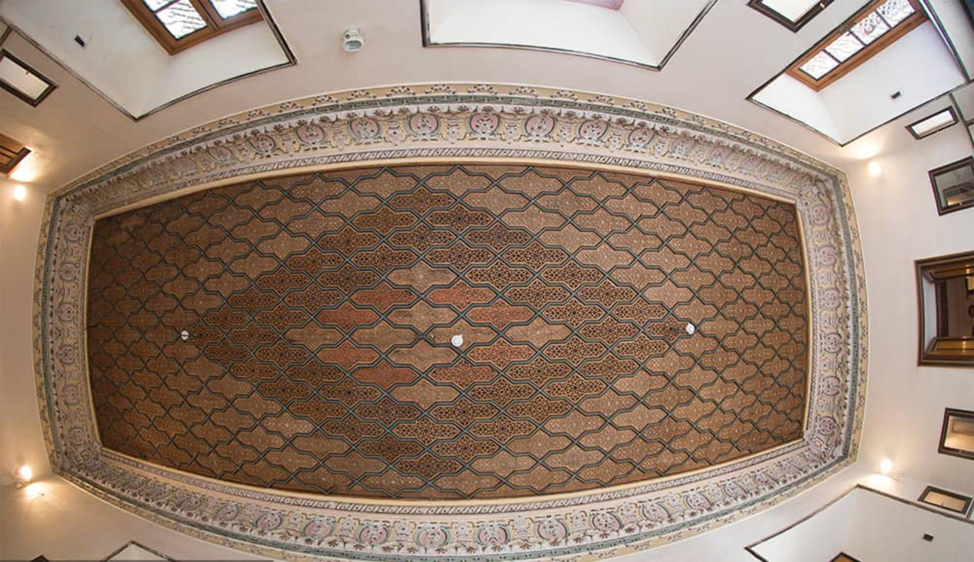 سقف هندسی و زیبای خانه ملک