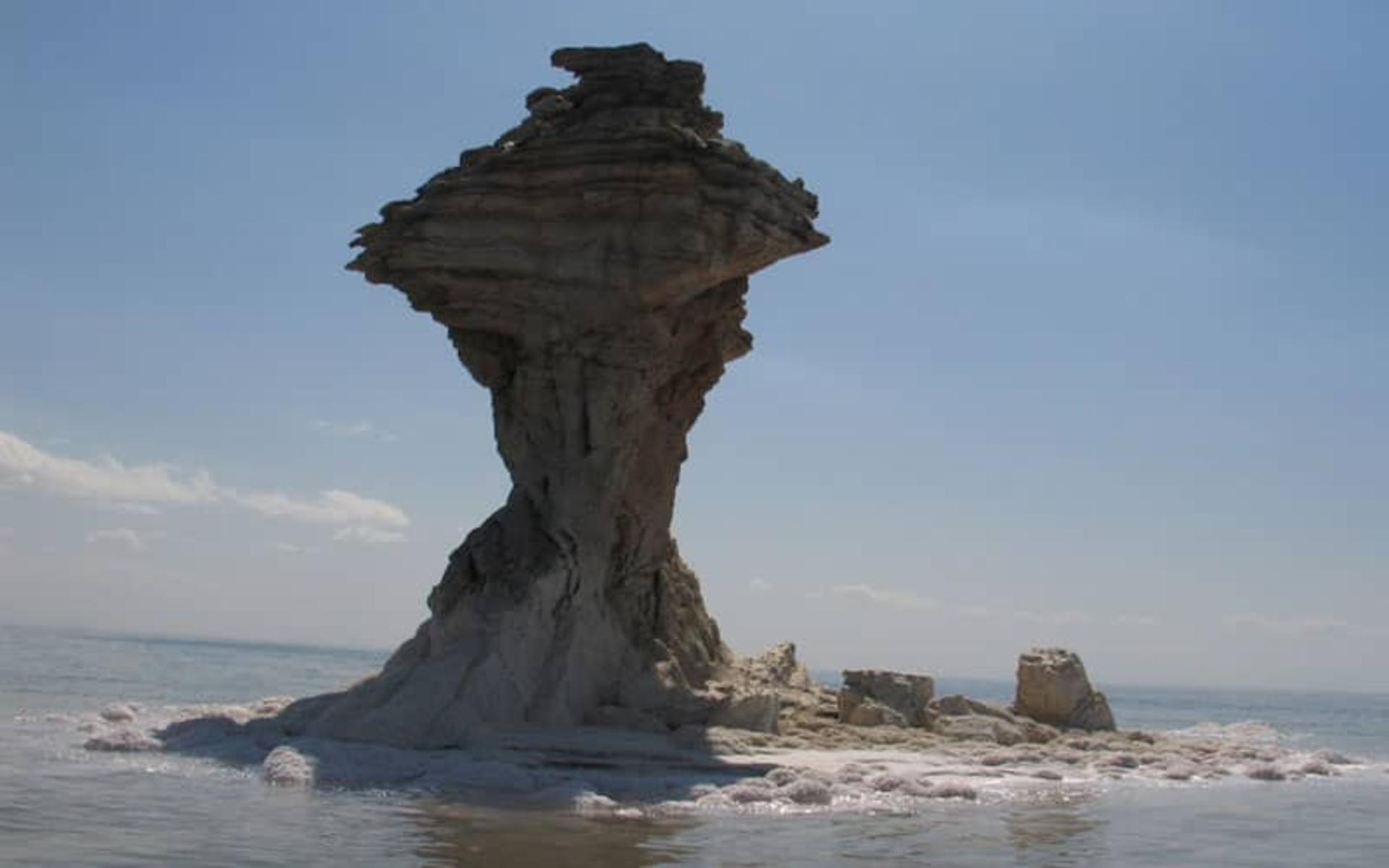 صخره ای زیبا در دریاچه ارومیه