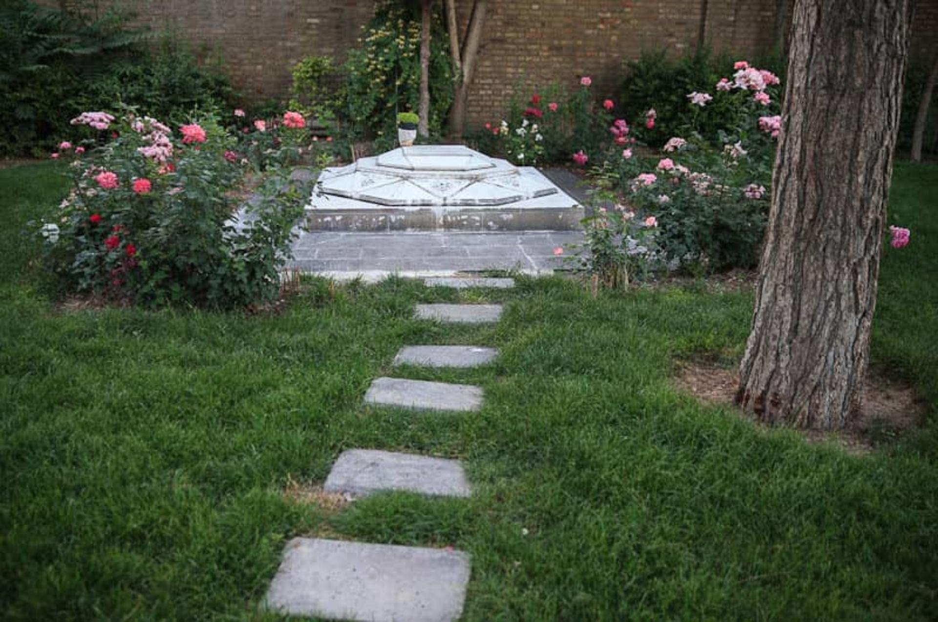 قبر محیط طباطبائی 