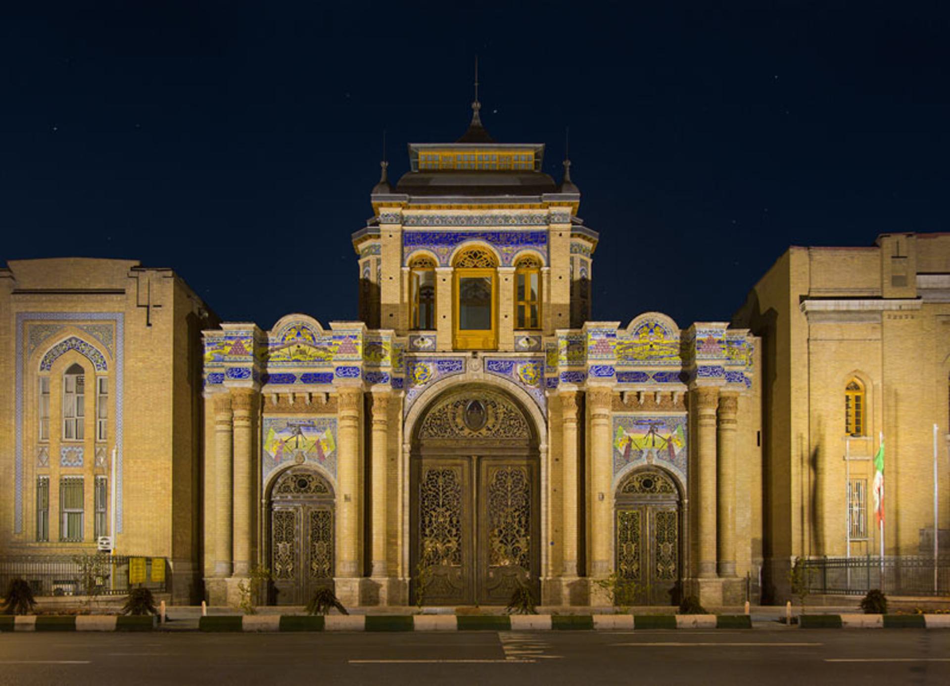 نمایی از سردر باغ ملی در شب