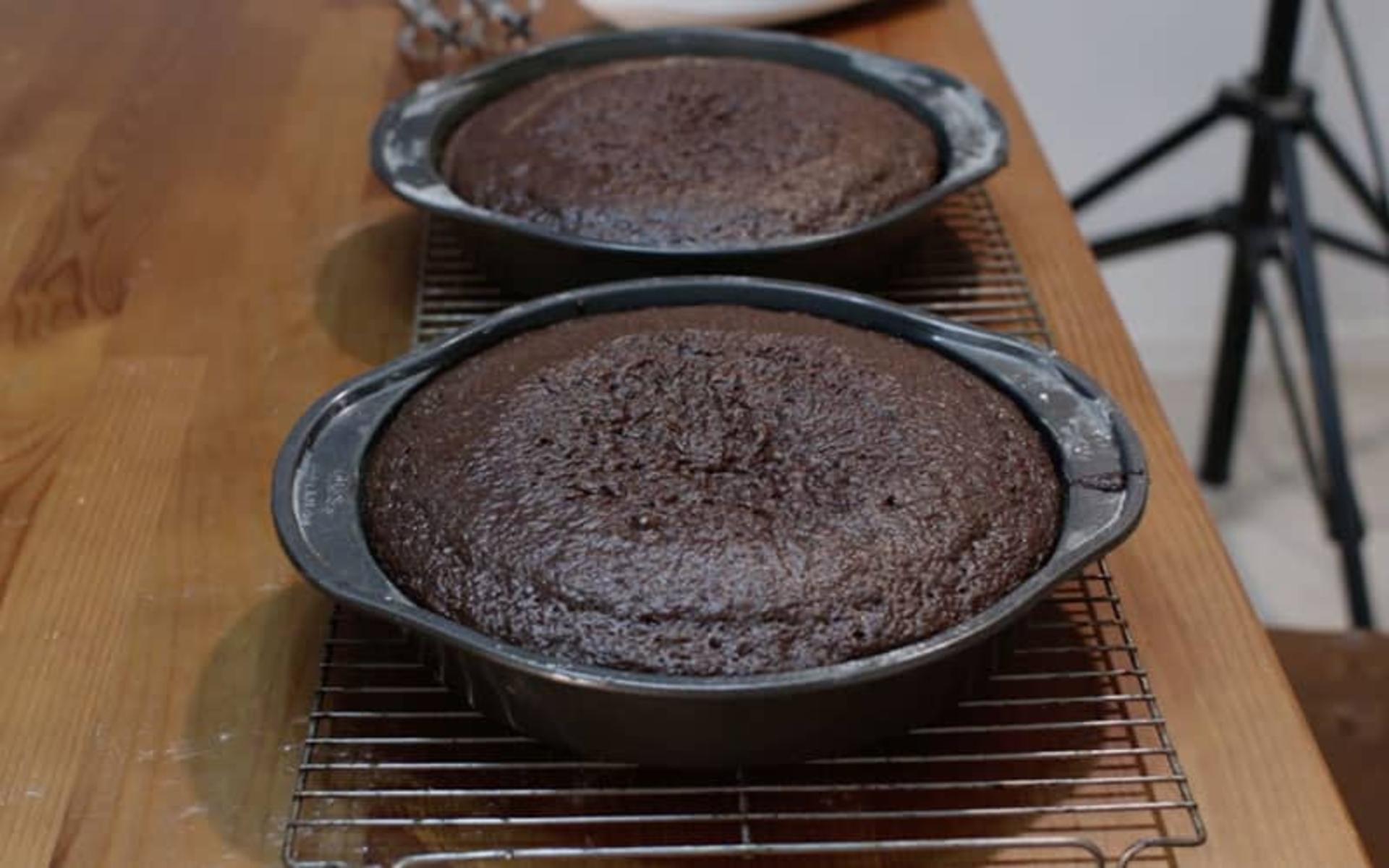 دو قالب کیک شکلاتی
