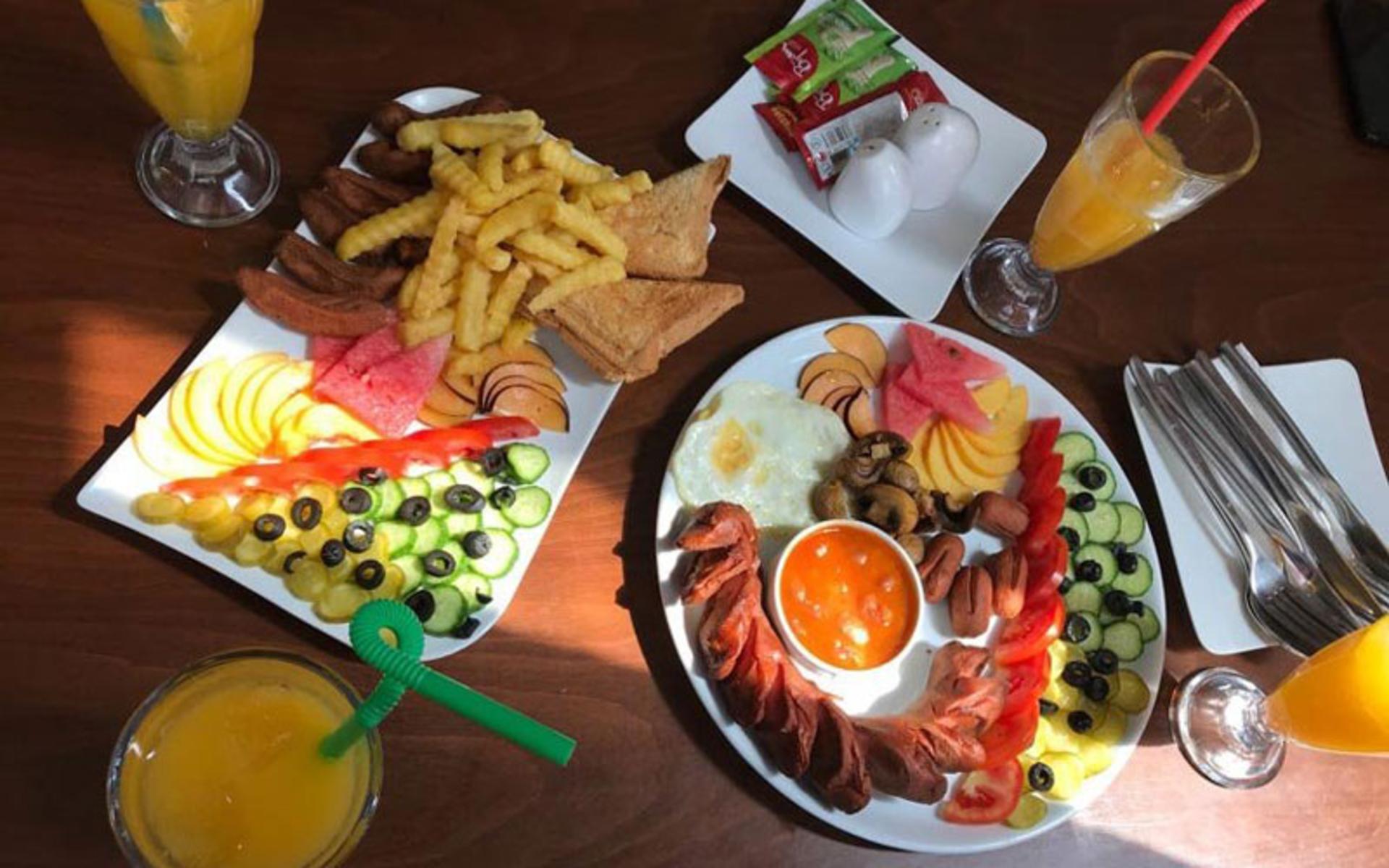 صبحانه کافه نادری