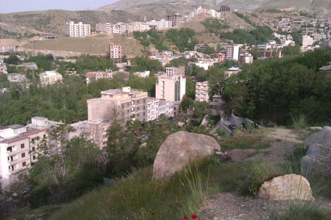 نمای بالا از خیابان و محله درکه