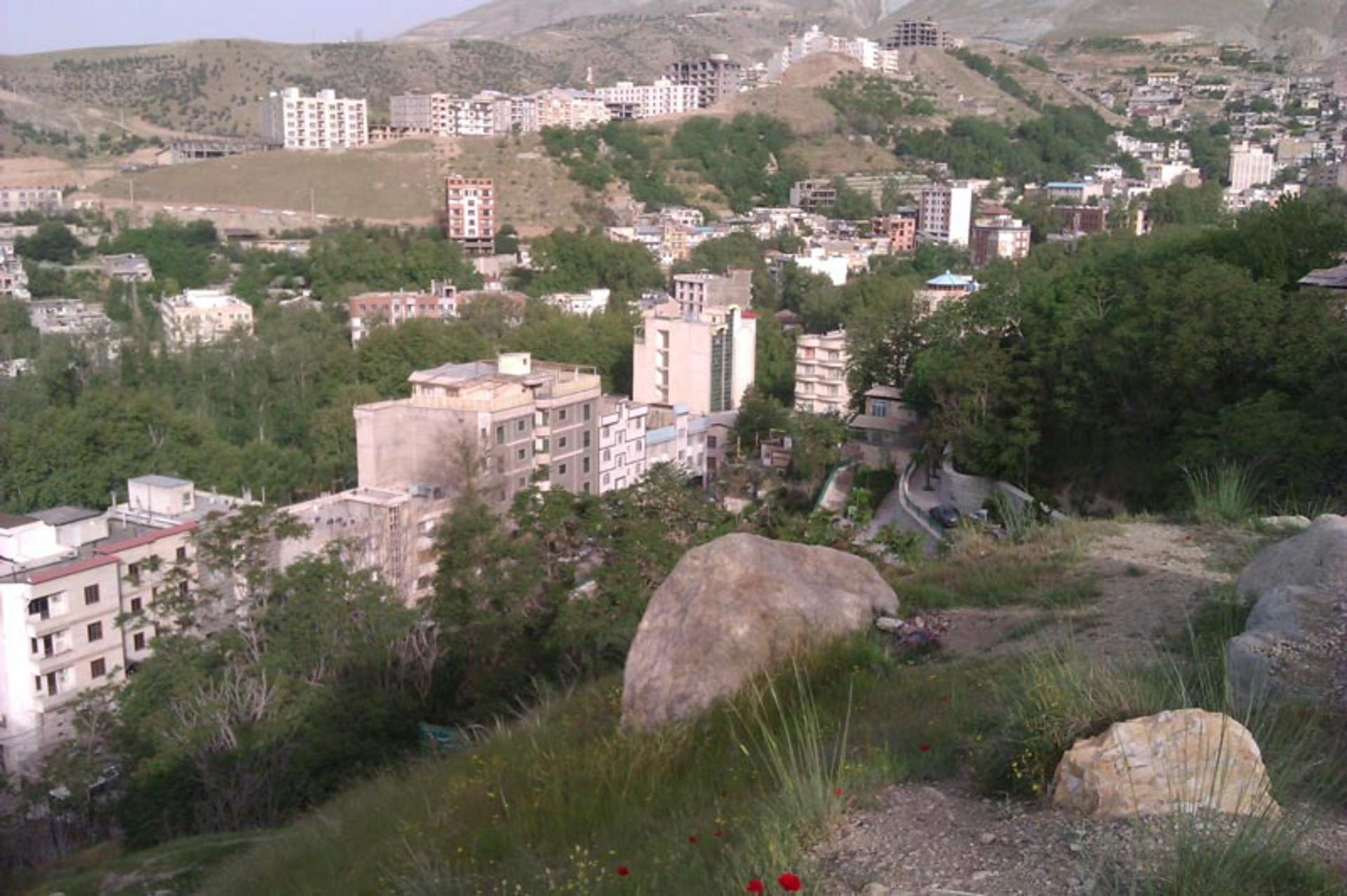 نمای بالا از خیابان و محله درکه