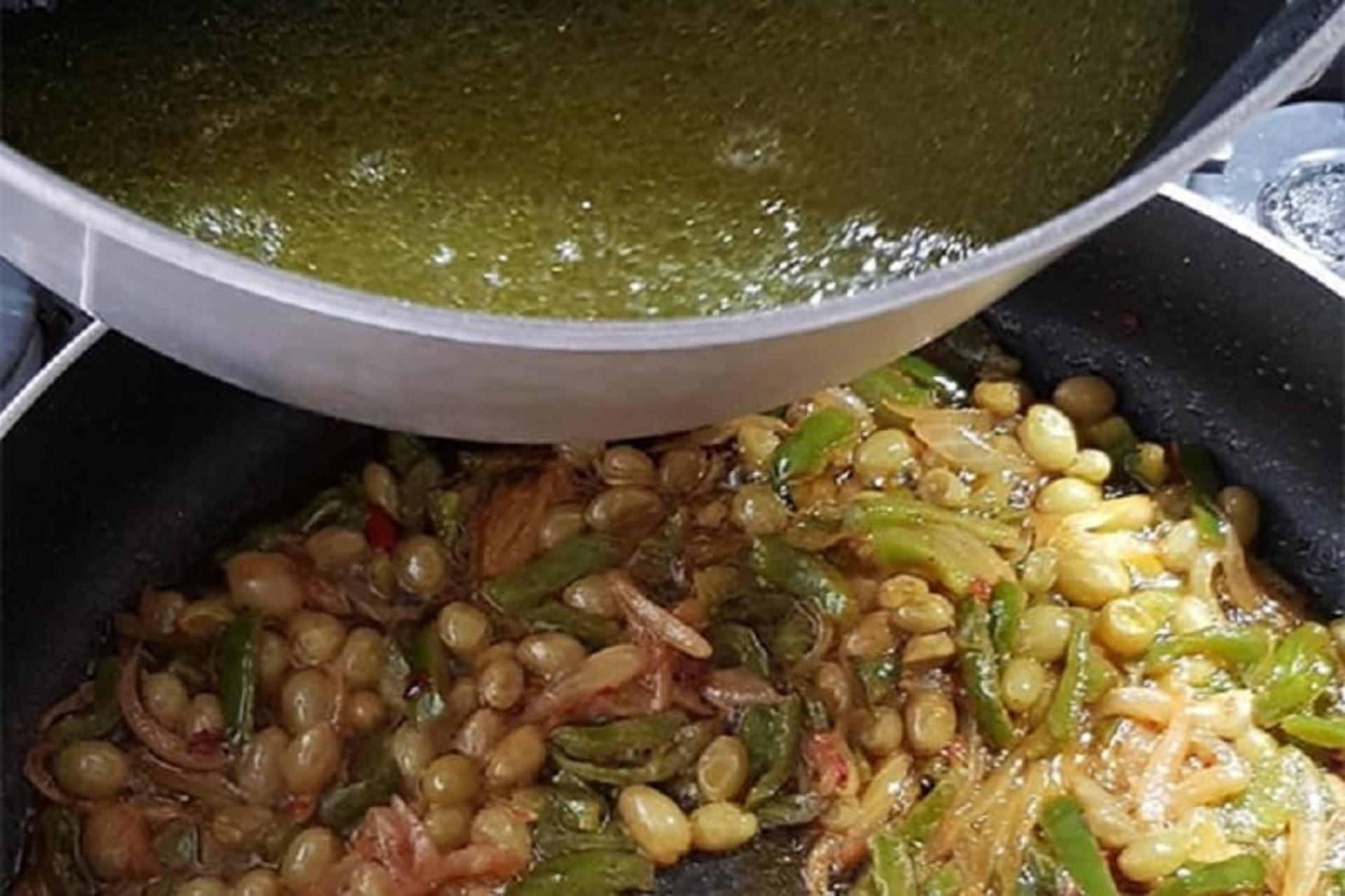 افزودن آب مرغ به خورش غوره مسما