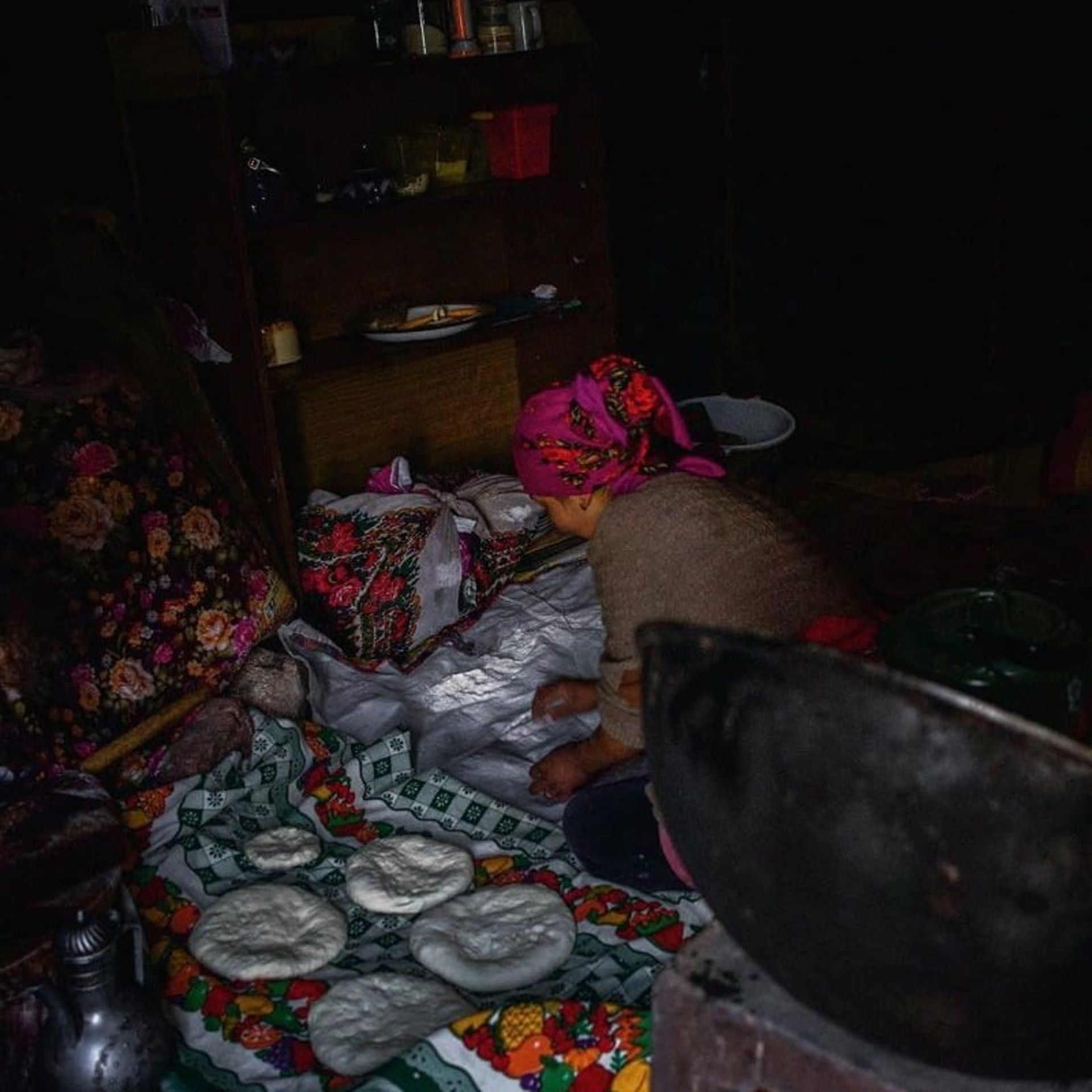 زنی در حال نان پختن؛ قرقیزستان