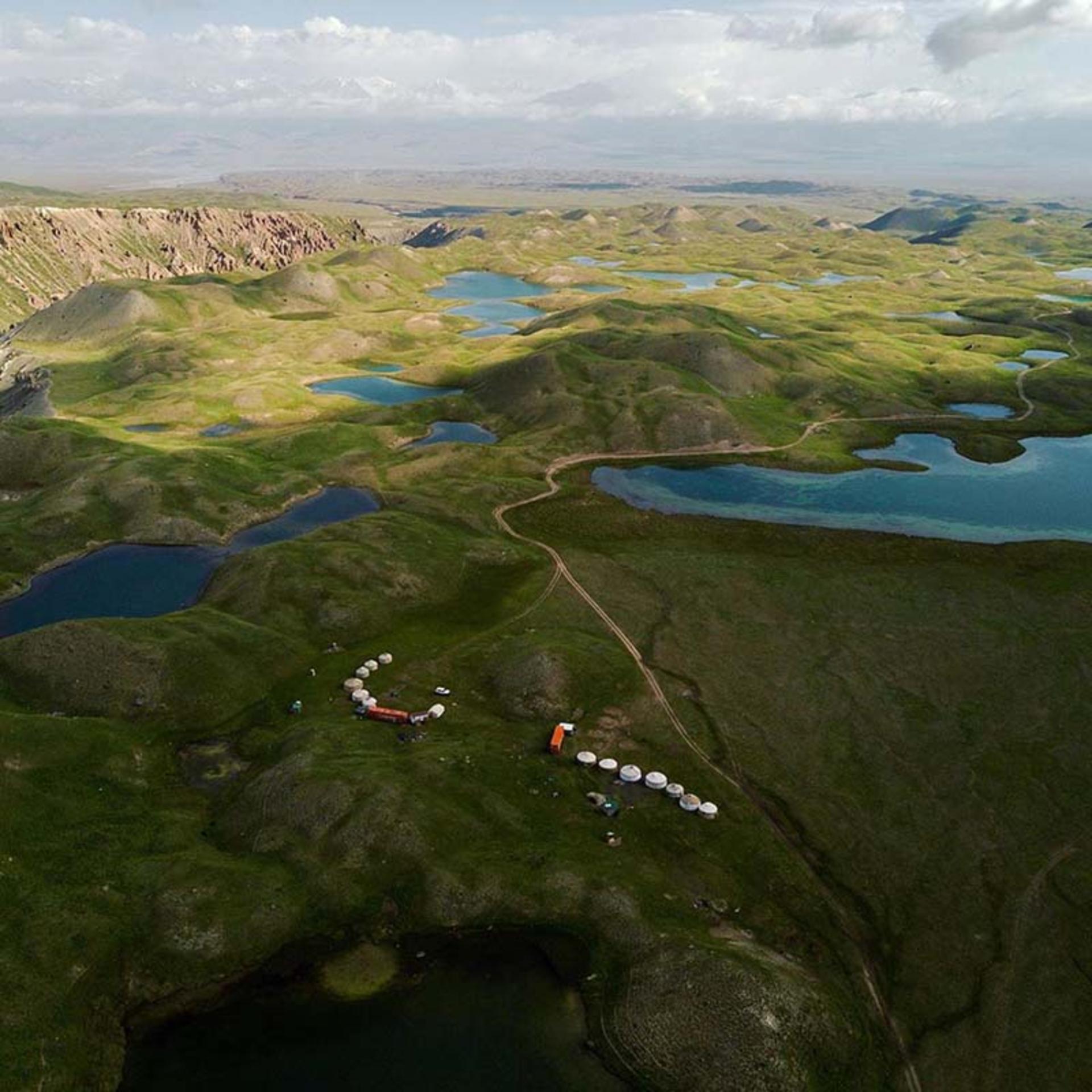 بخش بزرگی از قرقیزستان را مناطق کوهستانی تشکیل داده است