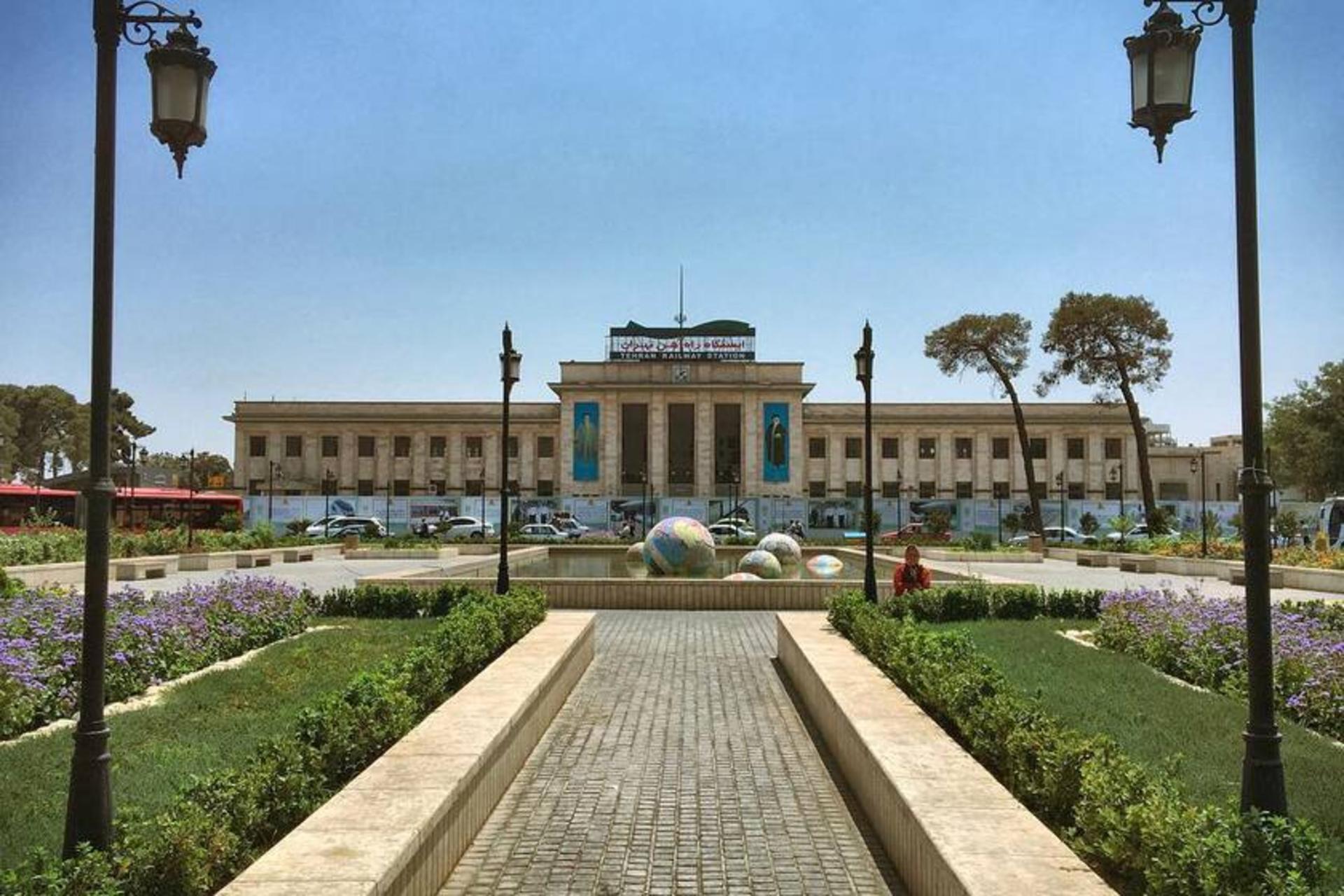 ایستگاه راه‌آهن ت