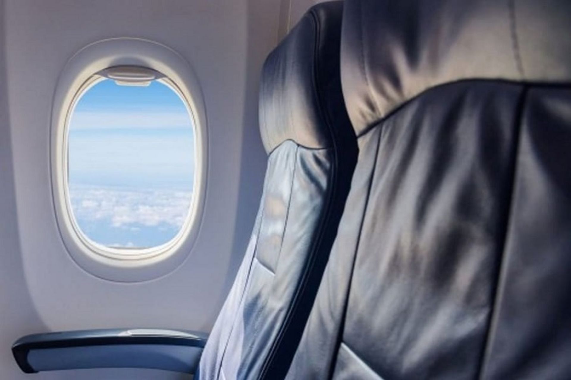 صندلی کنار پنجره در هواپیما