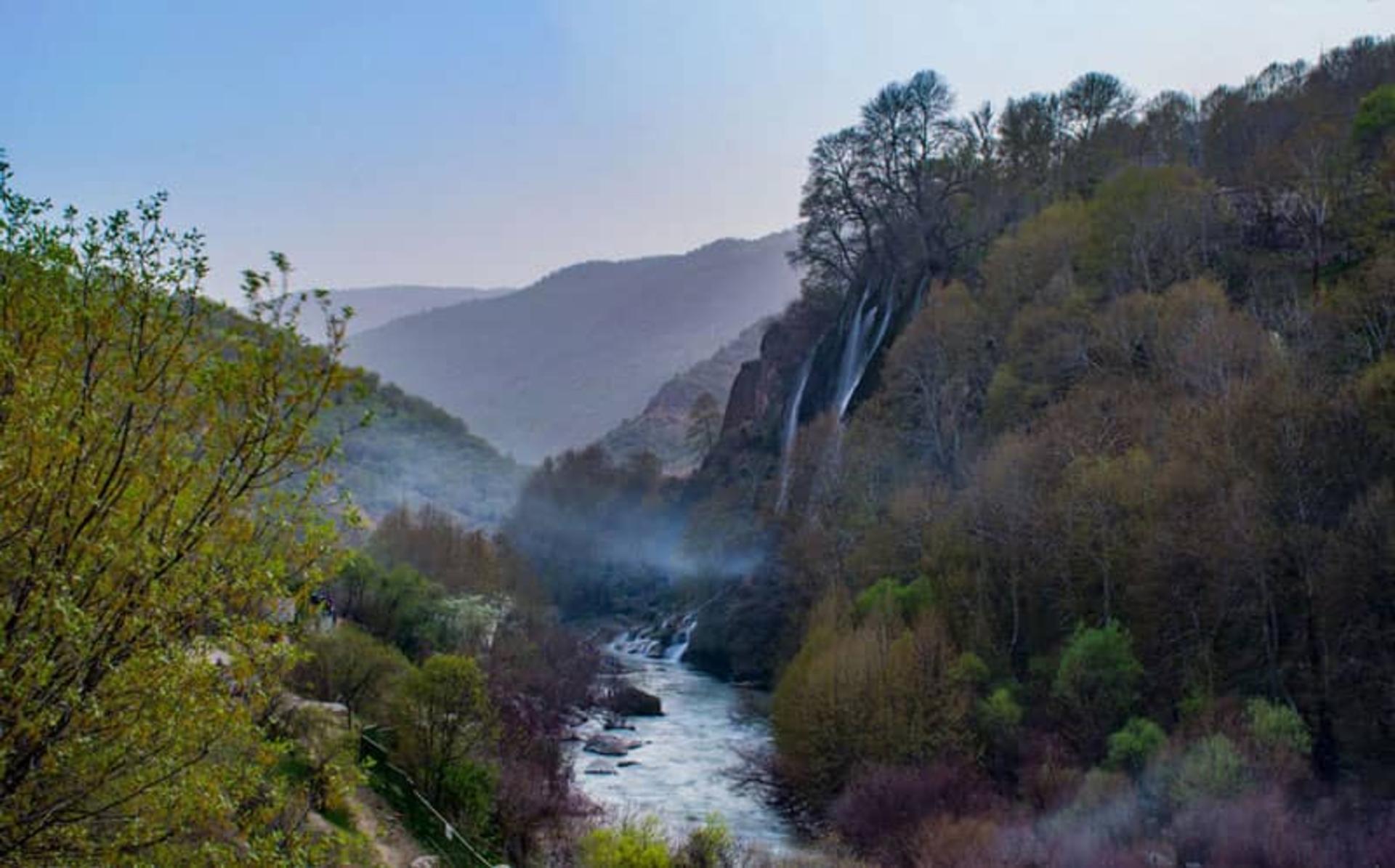 آبشار زیبای بیشه 