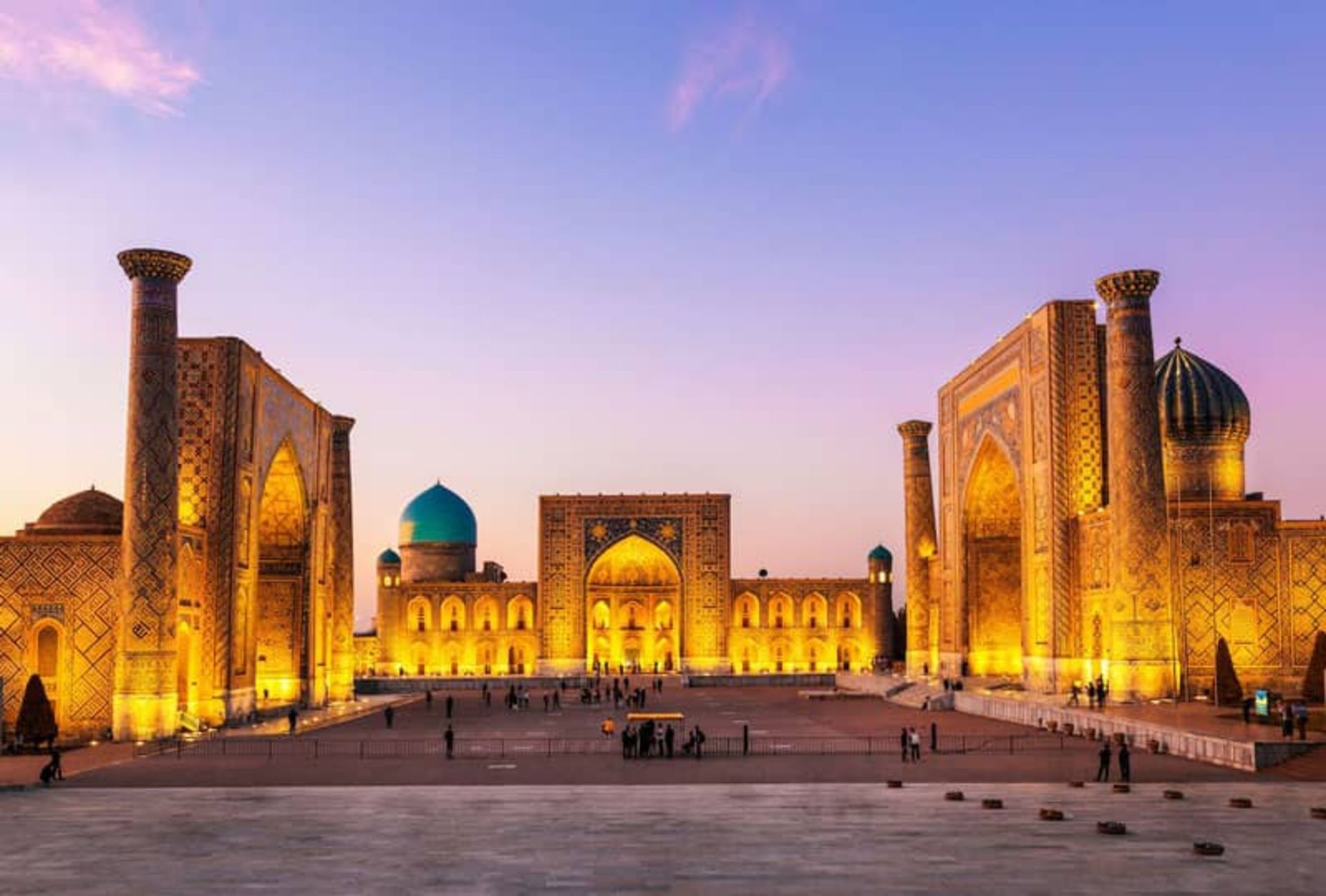 میدان ریگستان در شب