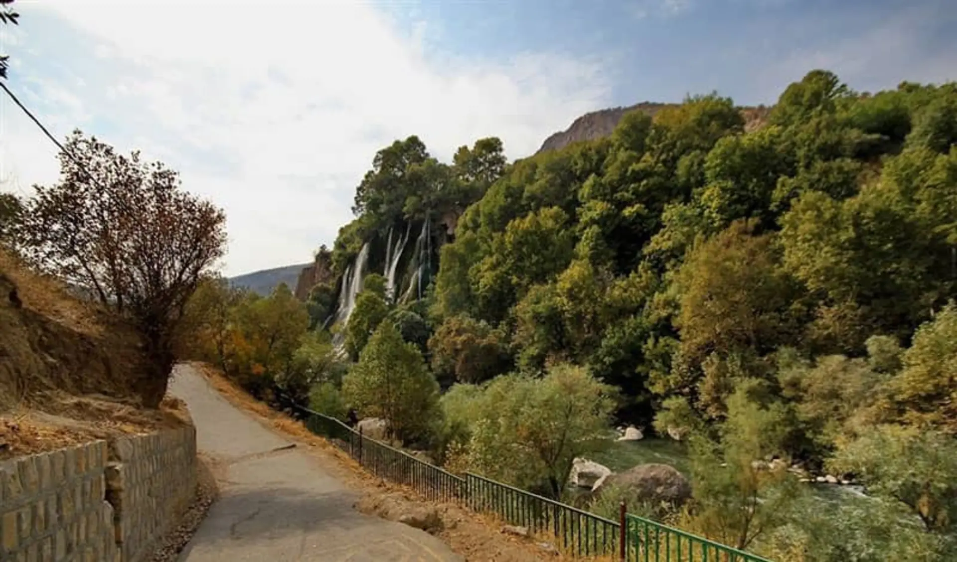 آبشار زیبای بیشه 