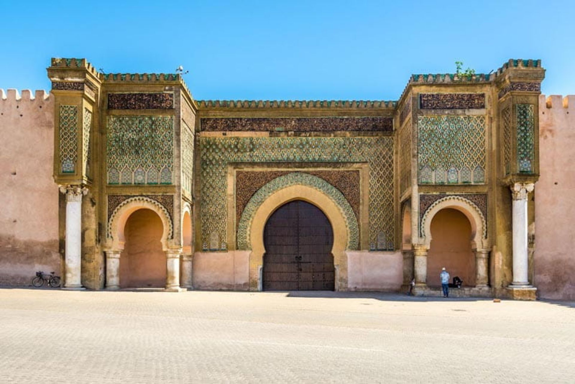ساختمان تاریخی باب منصور للج