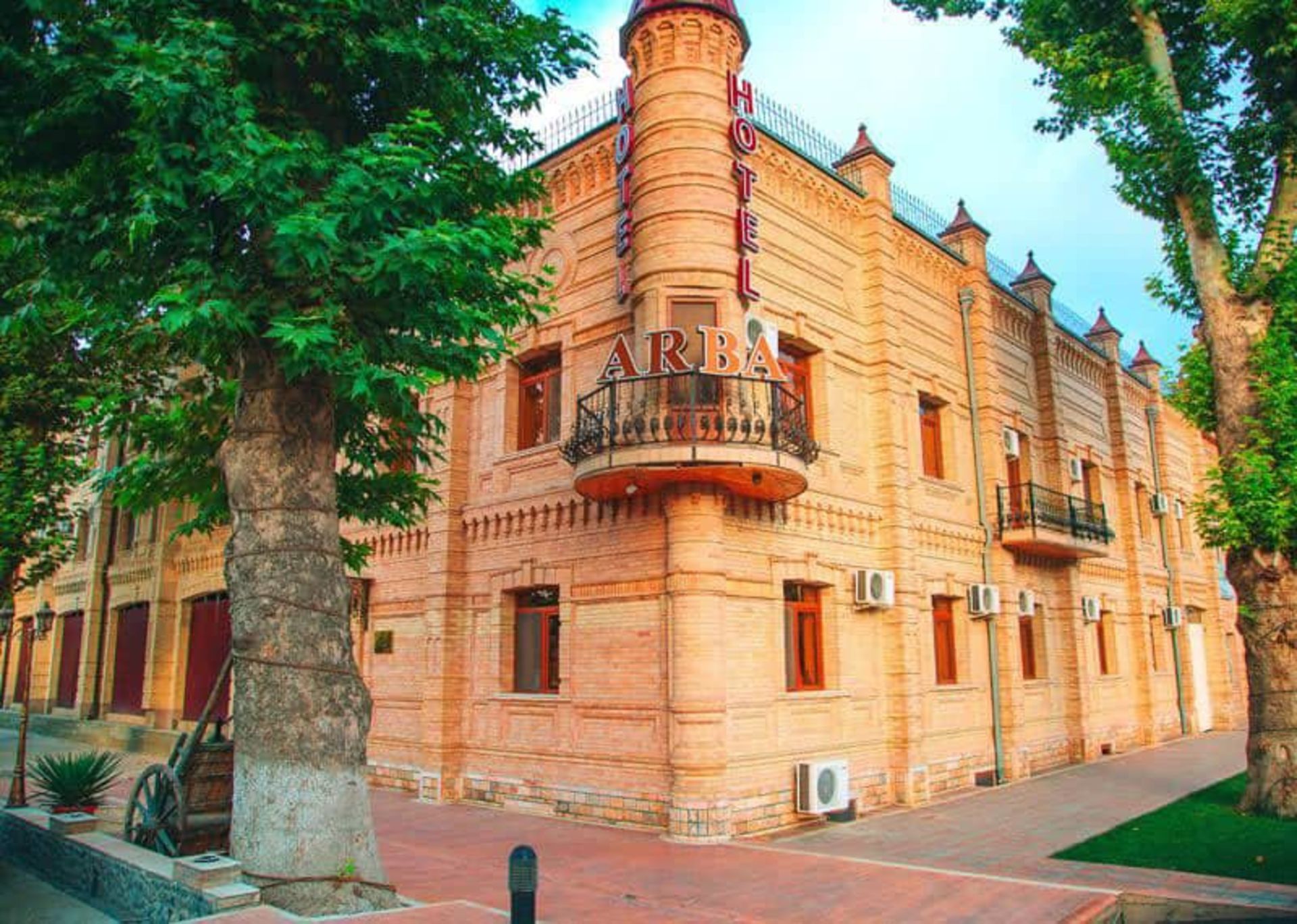 رستوران اِستایارا آربا