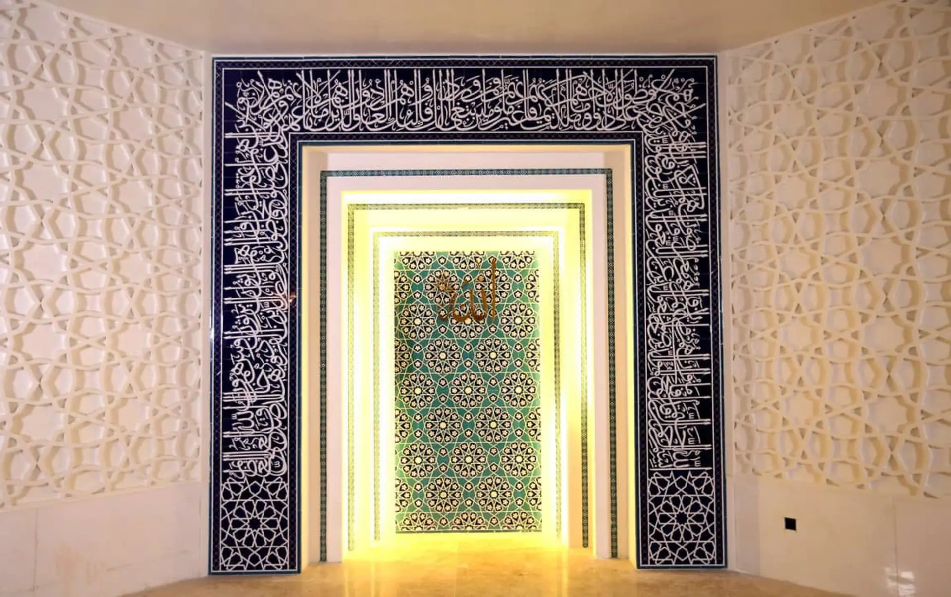 محراب کاشی کاری شده مسجد ایران مال