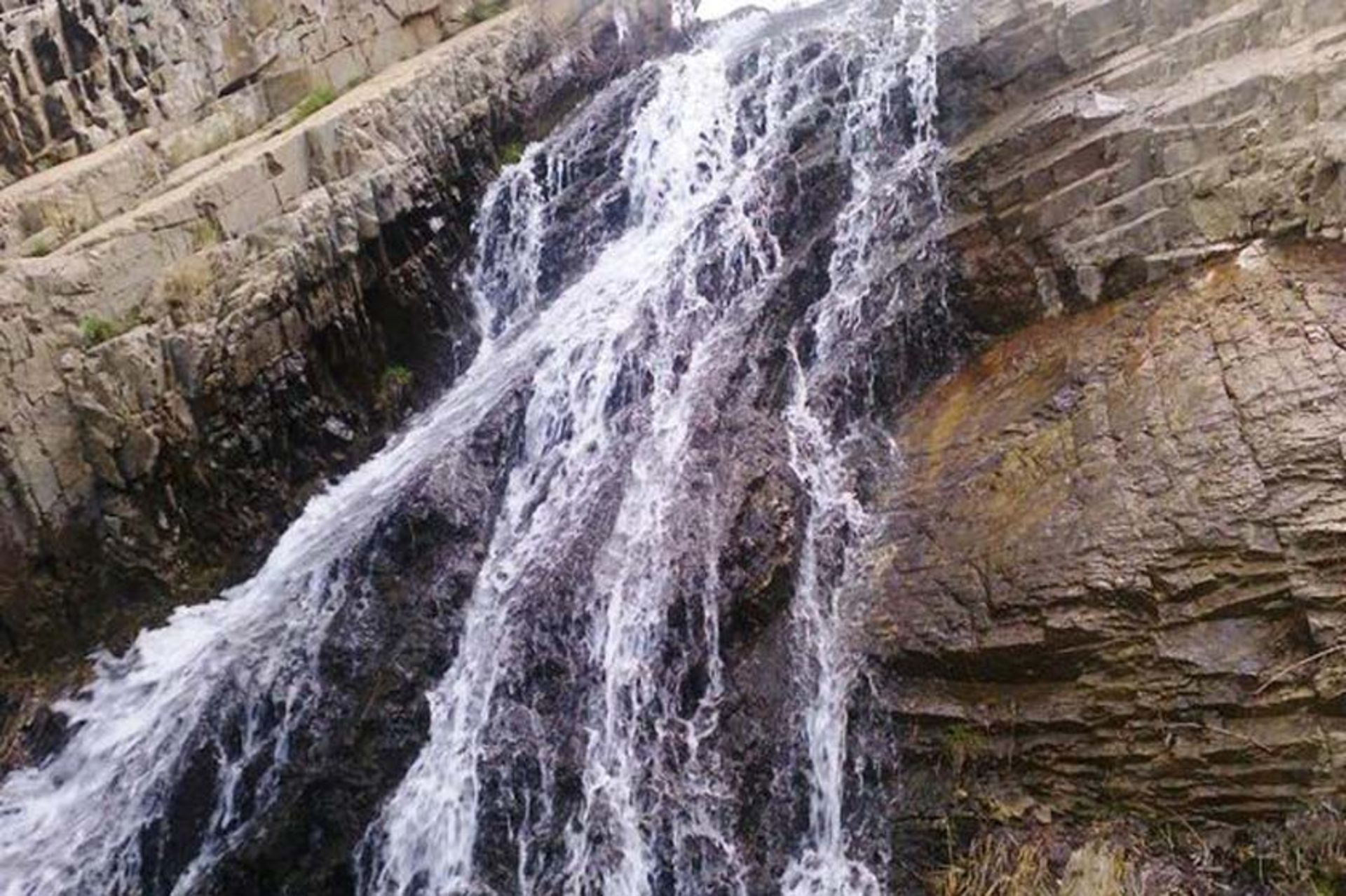 آبشار قلوز (آبشار سنگین آباد)